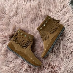 Hello Kitty x Minnetonka Fringe Ankle Booties sz 9